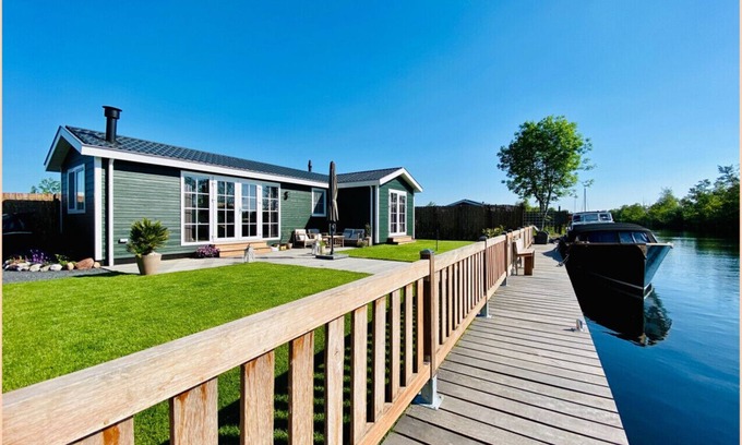 Vinkeveen Ski Chalet | Private Lakeside house with sauna - near Amsterdam