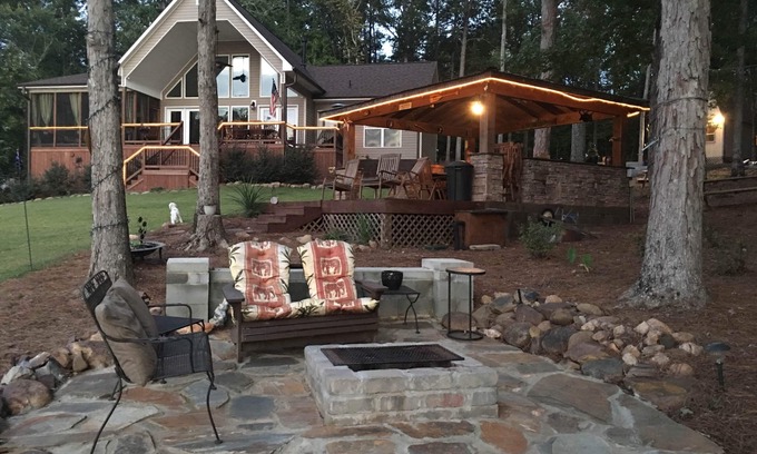 Chappells House | Private Lakeside, private Dock, Outddor Kitchen Fire Pit & More