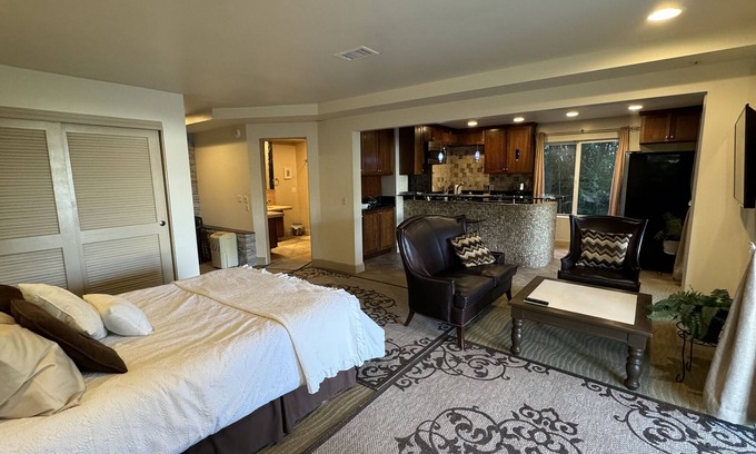 Del Mar Heights House | Private Large Guesthouse in Coastal Del Mar, close to beaches and restaurants.
