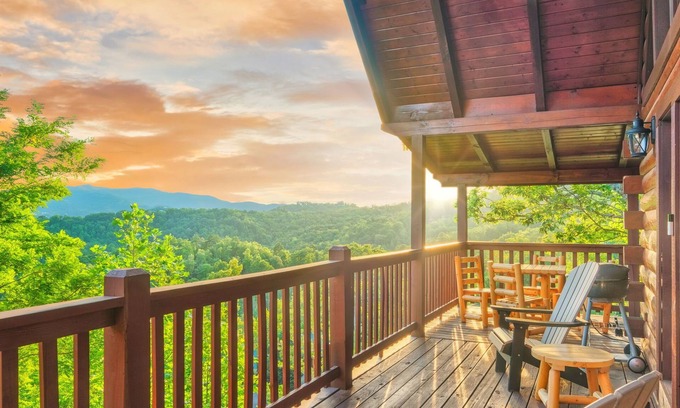 Black Bear Falls Cabin | ★Private luxury cabin, Winter Discounts, 3 King suites, STUNNING VIEWS★ Hot Tub★
