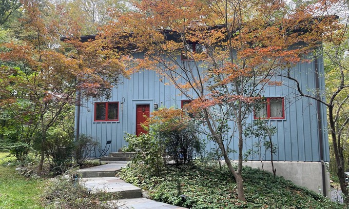 Clinton Corners House | Private modern home of six acres