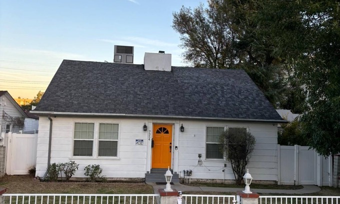 Reseda House | Private oasis near Reseda, Big Yard, Netflix/Prime, Close to Park and Mall
