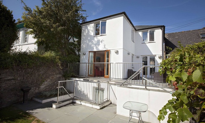 Treator Cottage | PRIVATE PARKING, Cottage in Padstow, old part of town, family & pet friendly