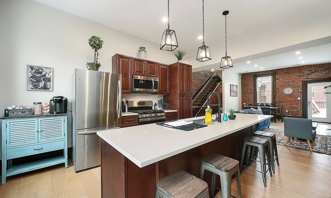 South Side Slopes House | Private - Parking - King Bed - BBQ- Deck with View- 5 min DT- South Side Flats