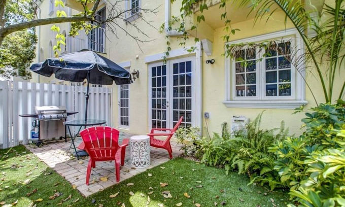 Colee Hammock House | Private Patio ~ Cali King Bed ~ Grill ~ Smart TVs