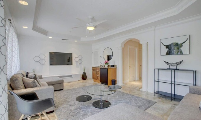 Colee Hammock House | Private Patio ~ Cali King Bed ~ Sleeps 10