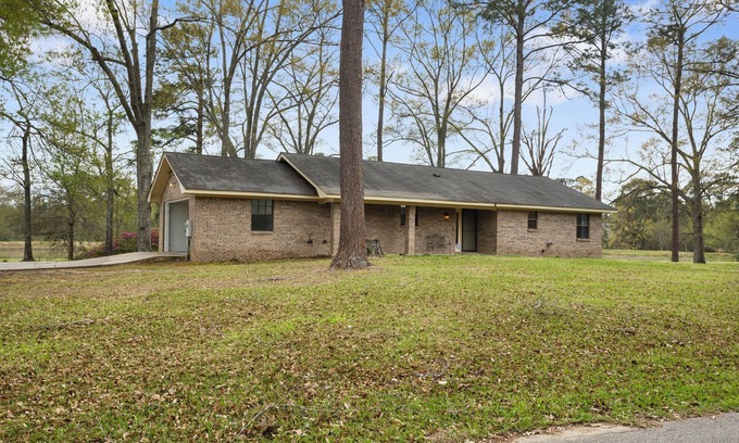Hattiesburg House | Private pond, fishing, 2 bed 2 bath Retreat