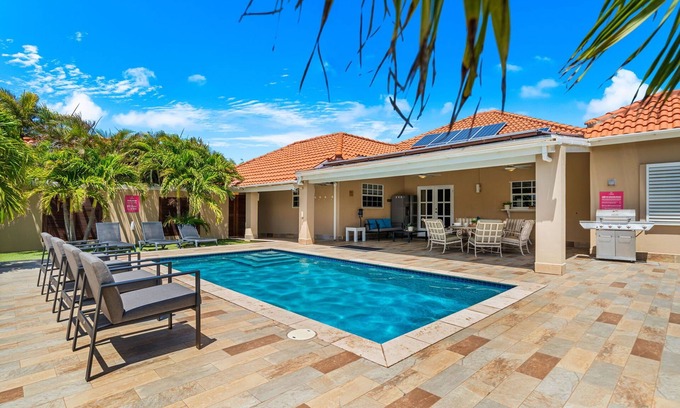 Opal House | Private Pool * BBQ * 2 min from Palm Beach!