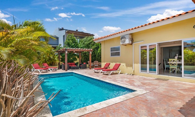 Washington House | Private Pool! BBQ! 5 MIN TO BEACH!