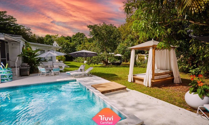 El Portal House | Private Pool Cottage–Tropical Garden, Firepit, Fast WiFi, Family & Pet-Friendly