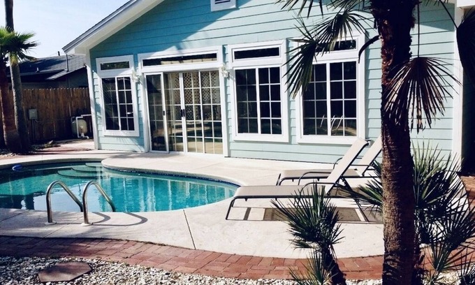 Riviera Beach House | Private Pool, Walk to Beach 🏖️, Bright Sun Room, Quiet West End
