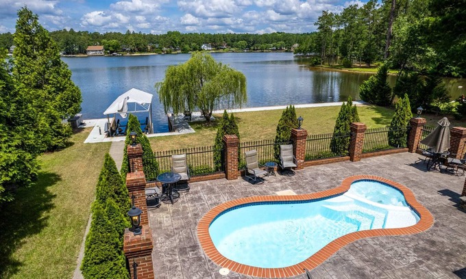 Olivia House | Private Pool! WaterEdge Lake House