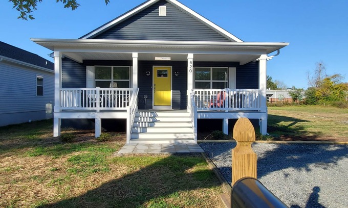 Issue House | Private Retreat Bungalow-One Level, 2 blocks from Beach w/Porch & Deck