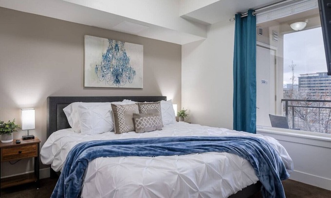Central City Apartment | Private Retreat in Dwntwn*Close to Skiing*Hot Tub