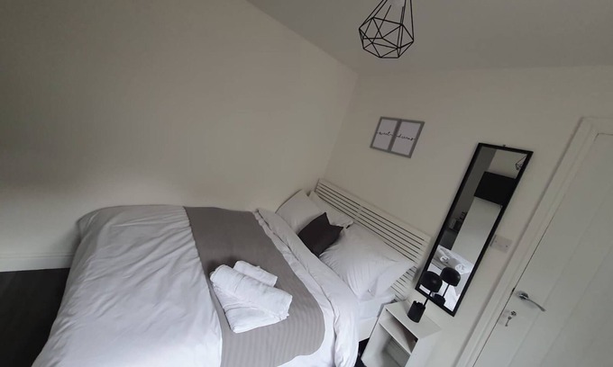 Erdington House | Private Room - Ensuite Bathroom - Free Parking