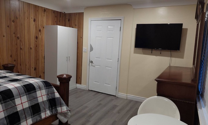 St. Catharines House | Private Room for 2