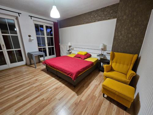 Pirna House | Private room in our home with cats