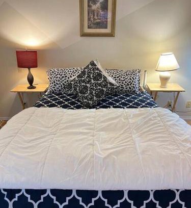 Fleetwood House | Private Room near Town Centre, Restaurants, Shopping & Bus to Skytrain F2