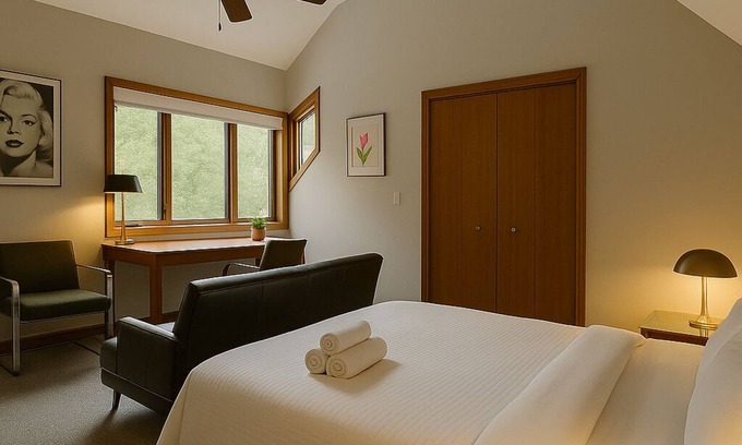 Harwinton House | Private Room/Sunny/Clean/Peace/SelfCheckIn
