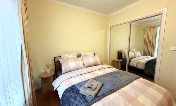 Bentleigh Apartment | Private Room | Walk to Train, Cafes, & Shops