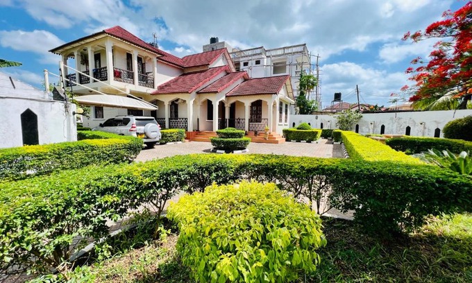 Chukwani House | Private Room with Garden Oasis