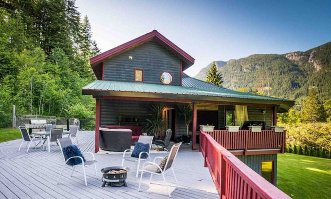 Slocan Park House | Private, Spacious Slocan Valley Home