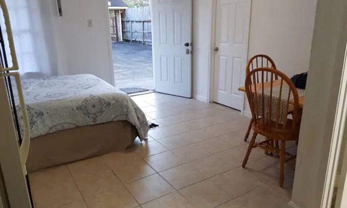 Brookhollow Apartment | Private studio apartment with full kitchen & bath