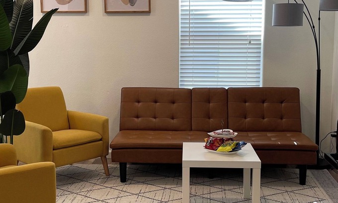 West Sacramento Apartment | Private studio luxury sleeps 5 WiFi Min to DT Sac, Airport, UC Davis Med