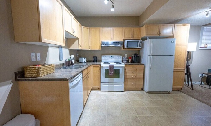 Grande Prairie House | Private Suite- 2 Beds | Full Kitchen | Free Wifi