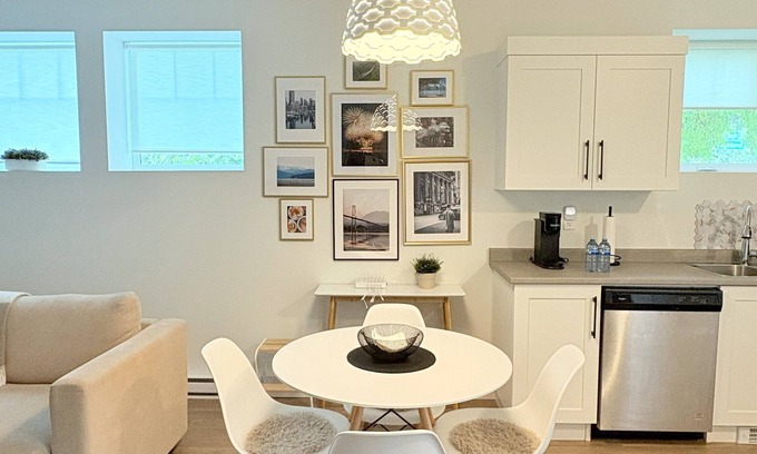 Burke Mountain House | Private Suite King Bed Free Parking 270 Mbps Internet Netflix Quiet