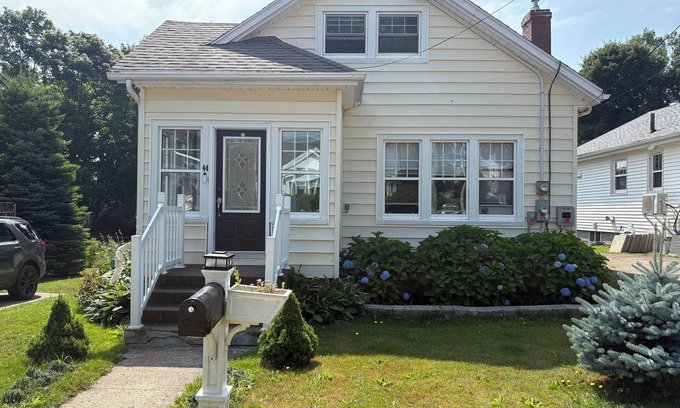 Charlottetown House | Private suite short walk to downtown