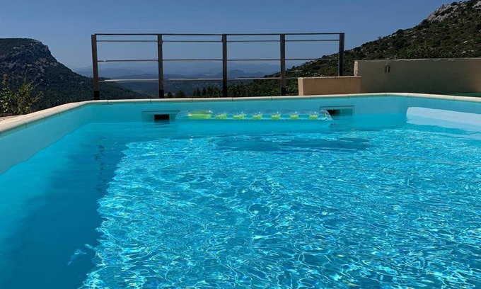 Vingrau House | Private vacation home with private pool in the south of France - dream view of vineyards