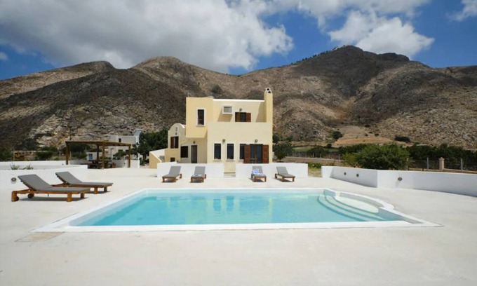 Perivolos Villa | Private villa Evgenia close to the beach Perissa