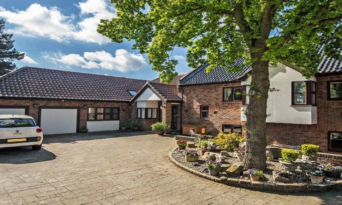 Horning Villa | Private Villa - Hot Tub - Garden - Pets OK