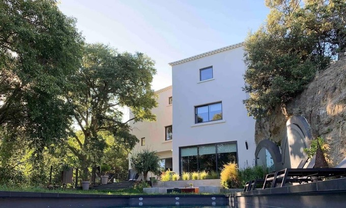 Saint-Restitut House | Private villa in the heart of nature with swimming pool and outbuilding - Sleeps 7