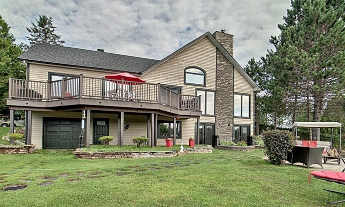 Notre-Dame-du-Laus House | Private Waterfront Cottage