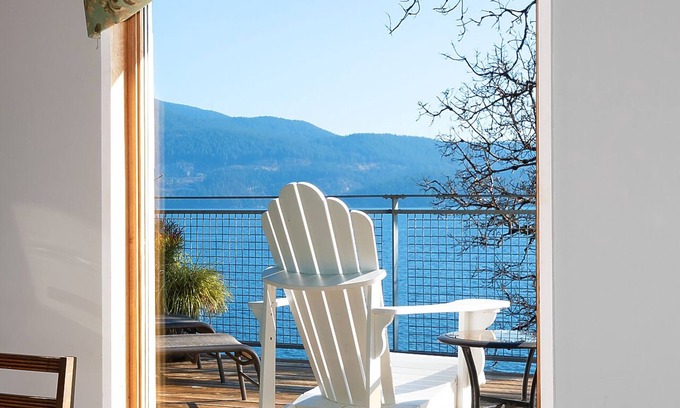 Bowen Island House | Private Waterfront~Beach~New Kitchen~Storm Viewing~Gorgeous View~Sunny