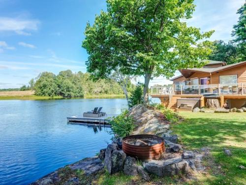 Lyndhurst House | Private waterfront cottage - hot tub & kayaks