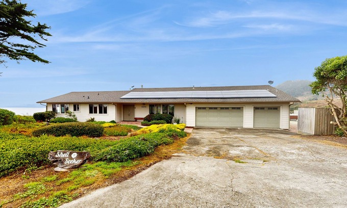 Fort Bragg House | Private Waterfront Home with Private Hot Tub and Central Heat - Walk to Ocean