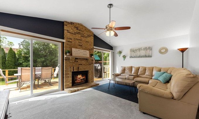 Naperville House | PROMO 22% MONTHLY DISCOUNT!nCentrally-Located Relaxed Family Home!