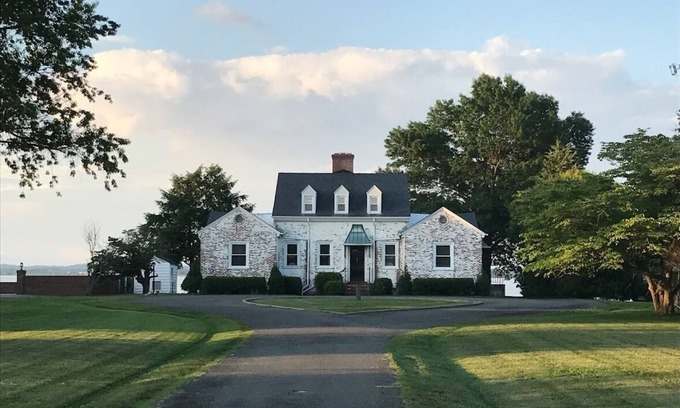 Tappahannock House | PROMO 8.20% WEEKLY AND 27.71% MONTHLY DISCOUNT!nRelax on the Rappahannock