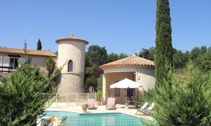 Fabregues Villa | Property av mature garden & fenced pool