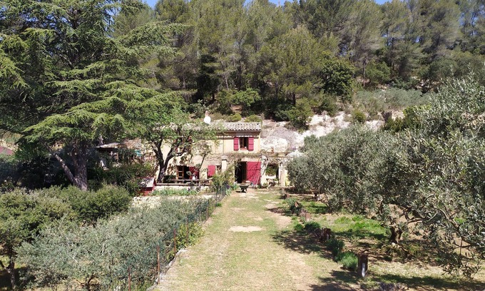Jouques Cottage | Provencal cottage with Jacuzzi and pétanque court