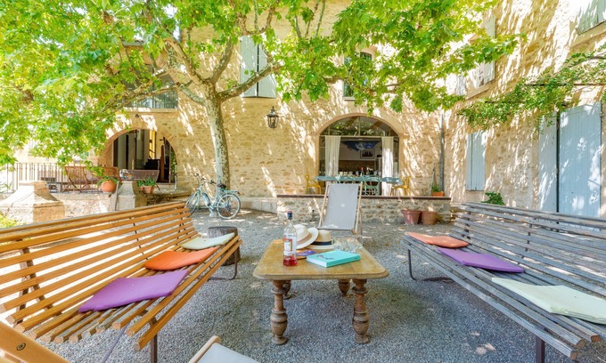 Serignan-du-Comtat Ski Chalet | Provencal house with courtyard and pond - Provence