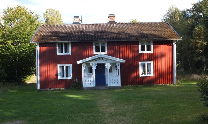 Sjuhult House | Public property w/tradition by the lake for nature lovers, fishers & canoeists