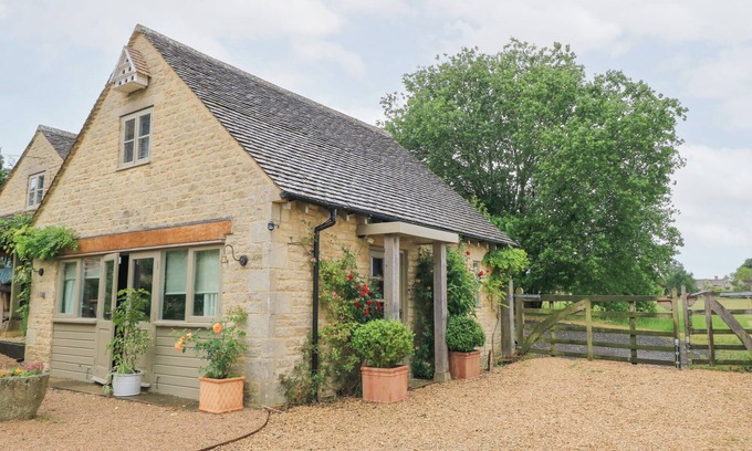 Bibury Cottage | PUDDING HILL BARN COTTAGE, pet friendly, with a garden in Bibury