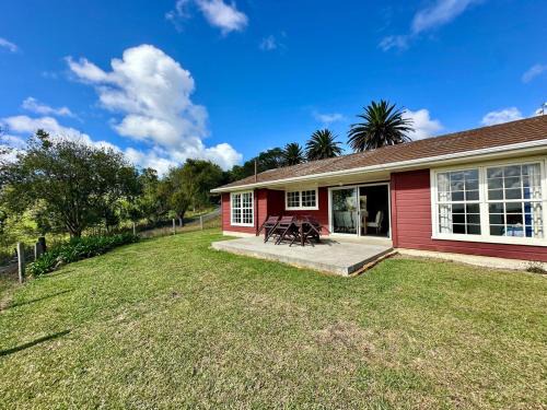 Te Akau House | Puketotara Station Farm Cottage Three bedrooms