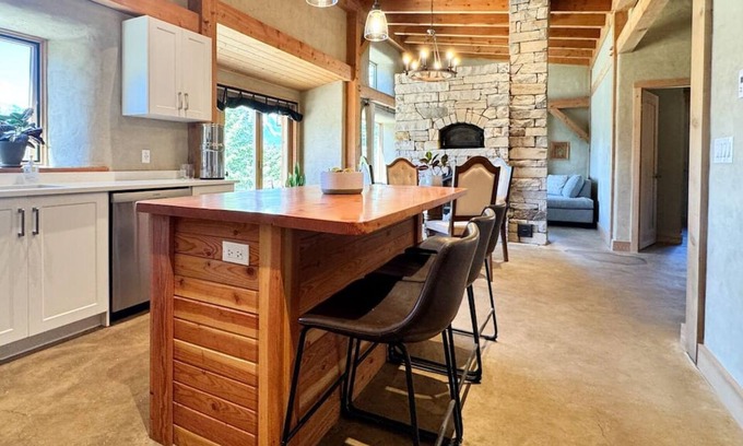 Golden House | Purcell View - Mountain Views