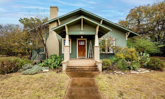 Granbury House | Pure Joy - Cozy Bungalow Downtown Granbury