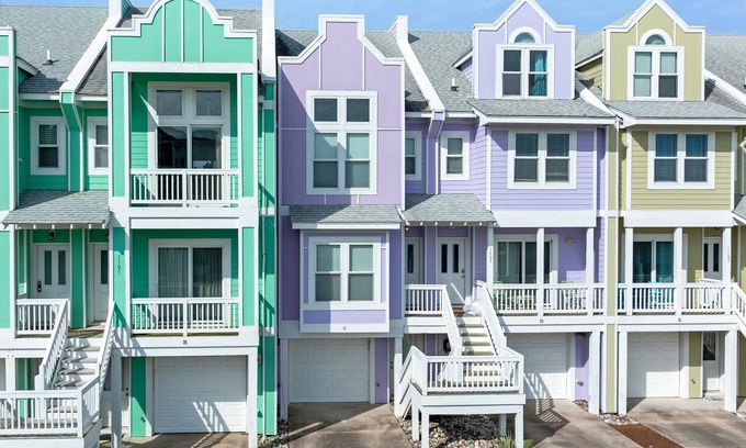 Bermuda Bay House | Purple Pearl: Shared Pool with Lazy River